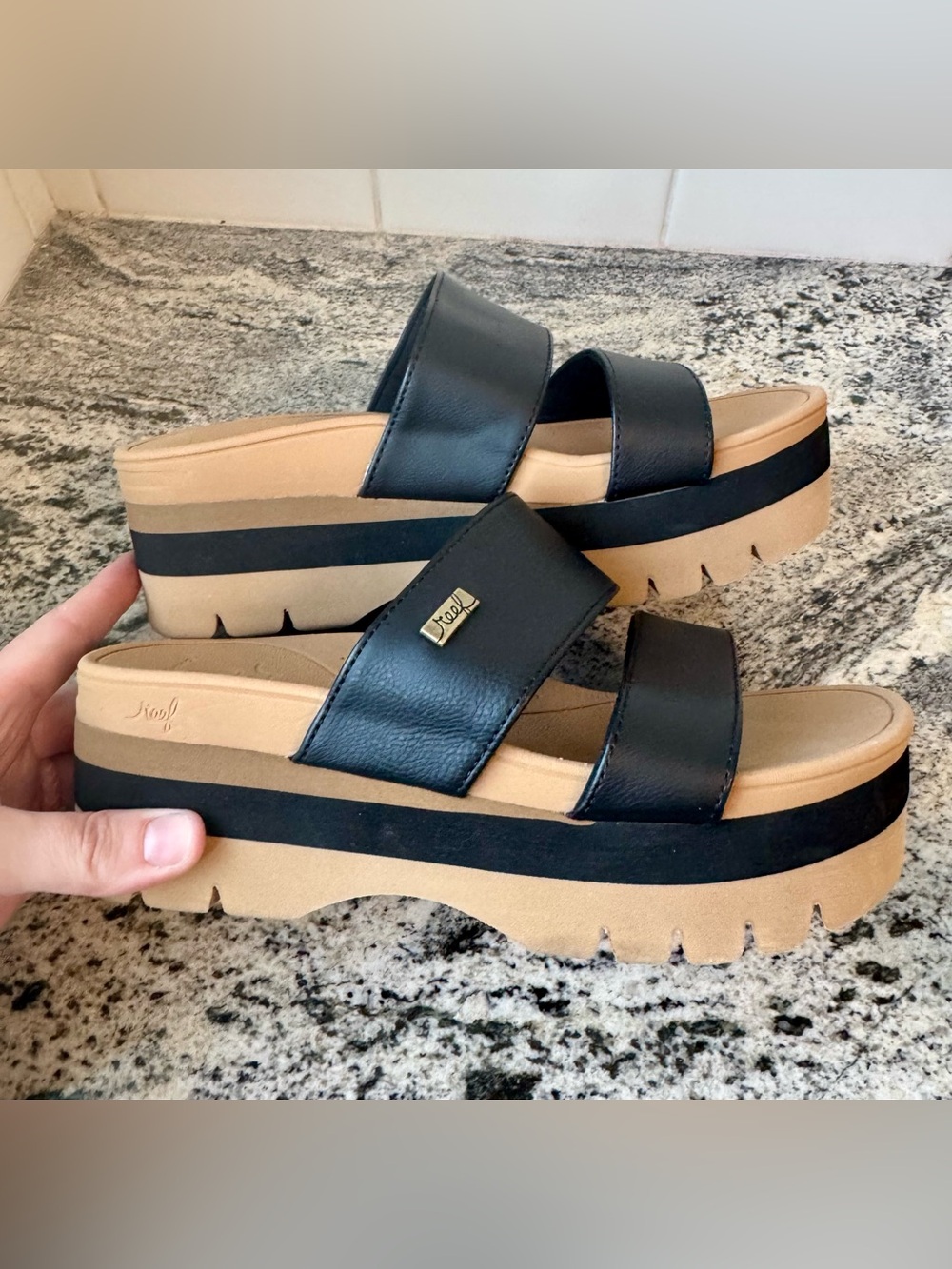 Reef Women's Banded Horizon 2.5 Platform Slides in the Black / Tan. Size 6! EUC.